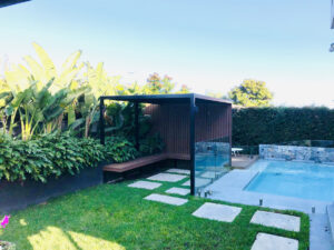 Stepping stones throughout the turf connect entertaining spaces (Image: Dekker Landscapes)
