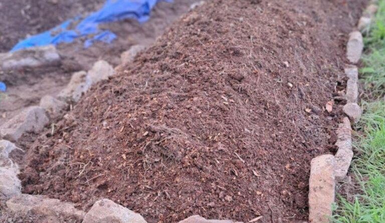A finished bed ready for planting (Image: https://dirtyhandswarmheart.com/hugelkultur-a-beginners-guide/)