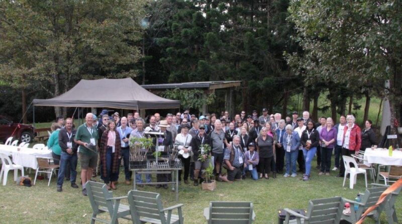 After a healthy lunch at Parkers Place and a grafting demonstration by Des Boorman, delegates group together for a photo